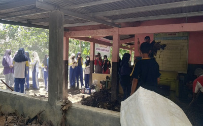 Pelatihan Pembuatan Pupuk Kompos Cair di SMA N 1 Tunjungan