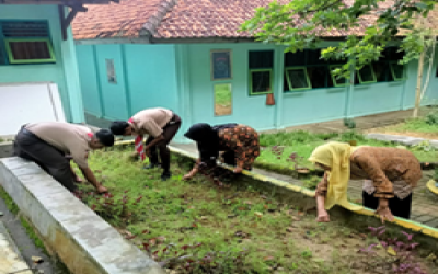 Giat Jumat Bersih untuk Kebersihan Lingkungan Sekolah